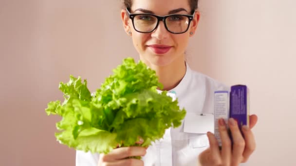 Läkaren väljer mellan en sallad eller piller. Naturligt hälsokoncept. — Stockvideo