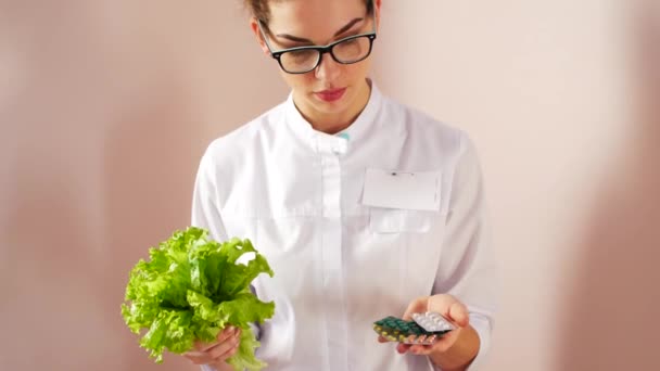 O médico escolhe entre uma salada ou comprimidos. Conceito de saúde natural . — Vídeo de Stock