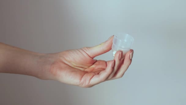 Infirmière donne de l'eau et pilules 