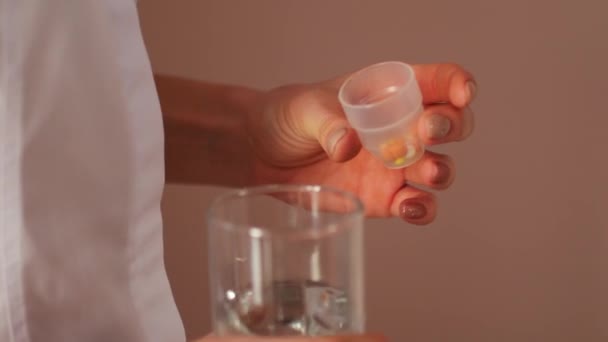 Медсестра дает воду и таблетки — стоковое видео