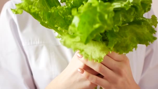 Doktor bir salata veya hap arasında seçer. Doğal sağlık konsepti. — Stok video