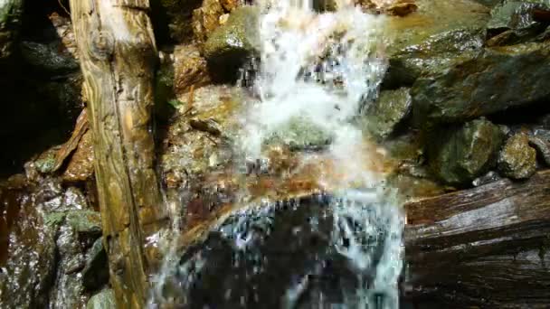Bergfluss mit einem kleinen Wasserfall. umweltfreundliche Natur. — Stockvideo