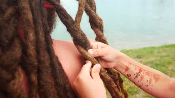 Childs tessere trecce a suo padre dai suoi dreadlocks . — Video Stock