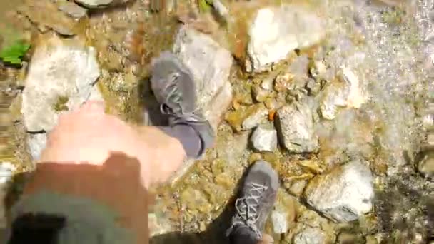 POV Trekking na kamenech a loukách — Stock video