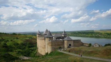 Eski kalenin panoraması. Güçlü bir duvar ile taş kale