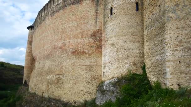 Panorama del antiguo castillo. Castillo de piedra con una pared fuerte — Vídeos de Stock