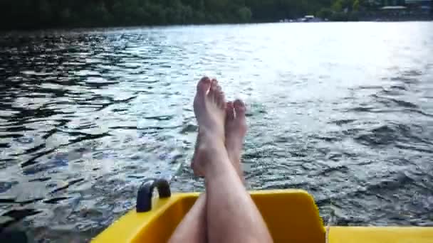 Odpočívej na lodi. Nohy na pozadí mořské vody. — Stock video