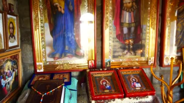 Julio 2019, Ucrania, Dnestr - capilla para las oraciones, iconos en las paredes y la Biblia sobre la mesa — Vídeo de stock