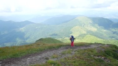 Bir grup turist bir dağ sırasının tepesine yükselir.