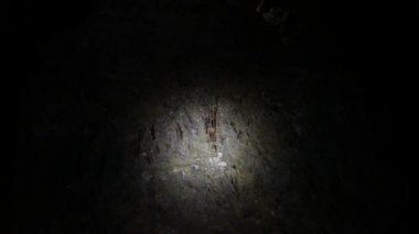 Yeraltı mağaraları, kaya oluşumları ve sarkıtlar