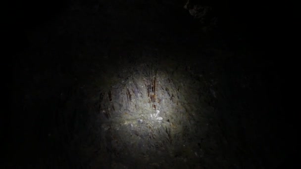 Ondergrondse grotten binnen uitzicht, rotsformaties en stalactieten — Stockvideo