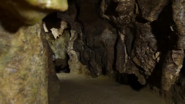 Grutas subterrâneas vista interior, formações rochosas e estalactites — Vídeo de Stock