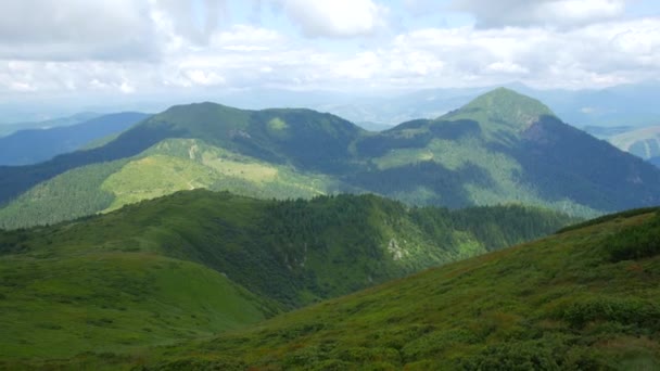 Panorama van een bergketen in de Karpaten — Stockvideo