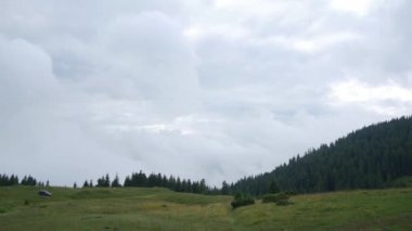 Bir dağ çayırüzerinde bulutların timelapse