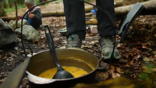 Cocina en el camping, supervivencia en la naturaleza — Vídeos de Stock