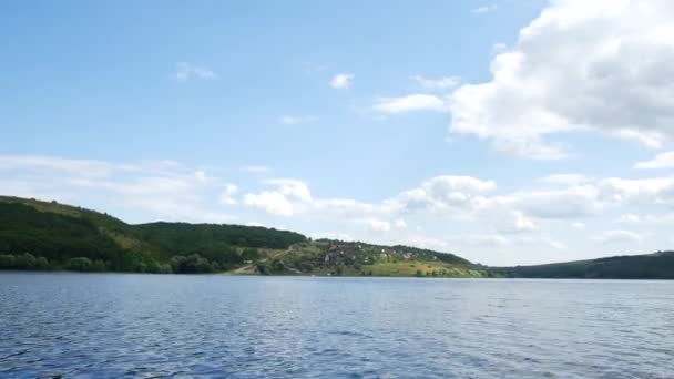 Vista do lago a partir de um barco — Vídeo de Stock