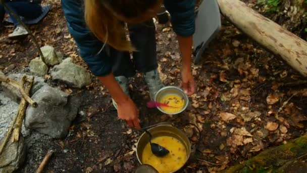 Kochen auf dem Campingplatz, Überleben in der Natur — Stockvideo