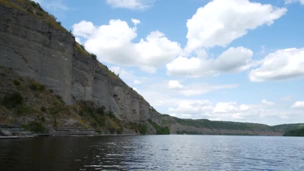 Θέα στη λίμνη από ένα σκάφος — Αρχείο Βίντεο
