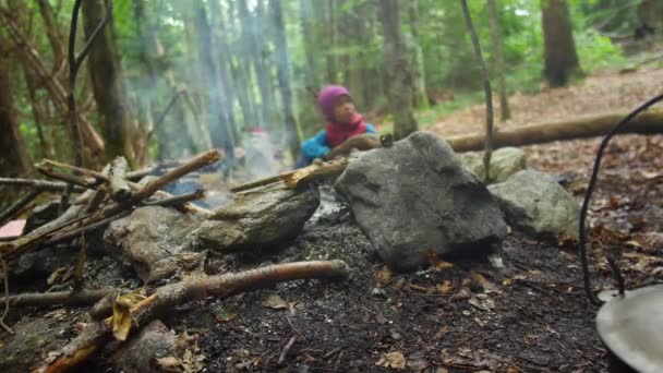 Childs near the campfire. Active Family Vacation Concept — Stock Video