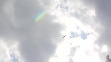 Uçak tepedeki bulutlarda uçuyor.