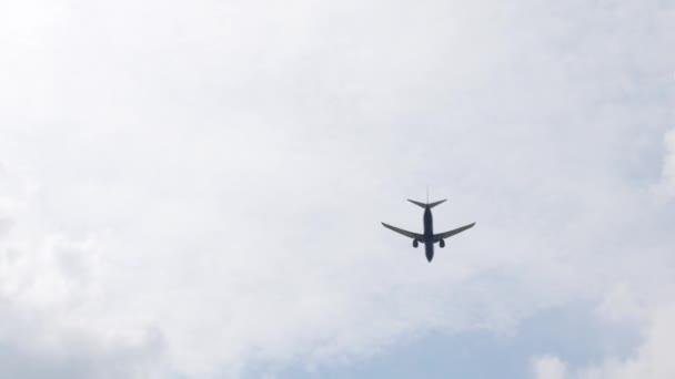 Flugzeug am Himmel über der Stadt — Stockvideo