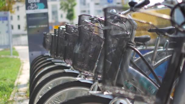 Bicicletas da cidade na estação de aluguel — Vídeo de Stock