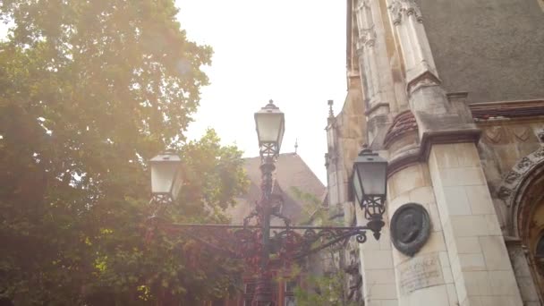 Poste de la lámpara en el casco antiguo — Vídeo de stock