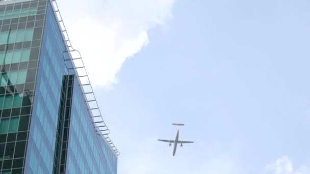 Avión en el cielo sobre la ciudad — Vídeos de Stock