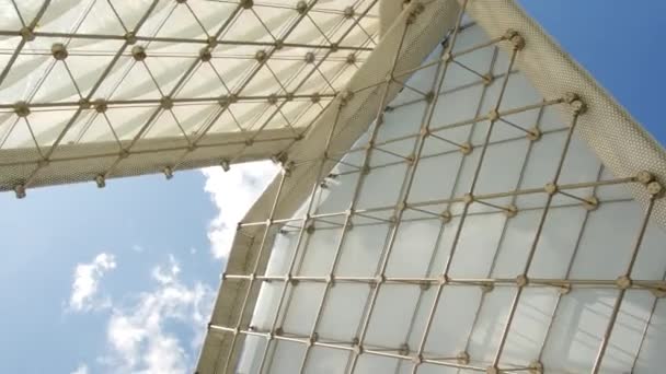 Stadtbrunnen aus Glas. städtische Architektur — Stockvideo