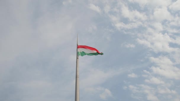 Hongarije vlag op vlaggenmast op de achtergrond van de hemel — Stockvideo