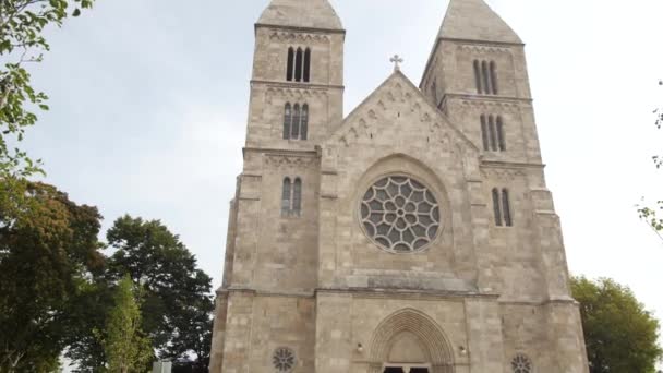 Katholieke kerk in de Europese stad — Stockvideo