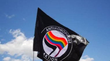 Antihomofobik birliği. Siyah ve gökkuşağı bayrağı