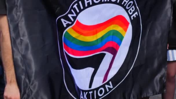 Antihomofobe Unie. Zwarte en regenboog vlag — Stockvideo