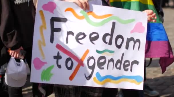 Stolz-Marsch-Plakate. Zeichen für Gleichberechtigung und Solidarität — Stockvideo