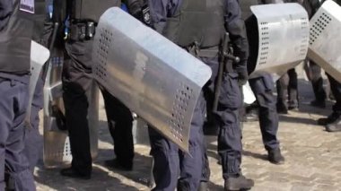 Gösteriler de kalkanlar ile özel polis ve ayaklanmalar