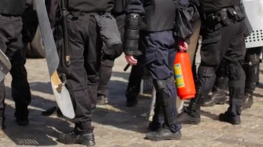 Polis yangın söndürücü ile mitingler dağıtmak için