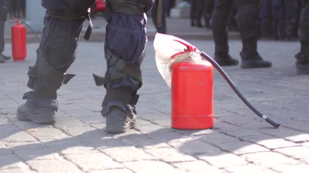 Policja z gaśnicę do rozproszenia rajdów — Wideo stockowe