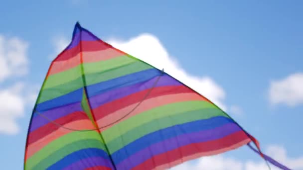 Флаг ЛГБТ, размахивающий в небе — стоковое видео