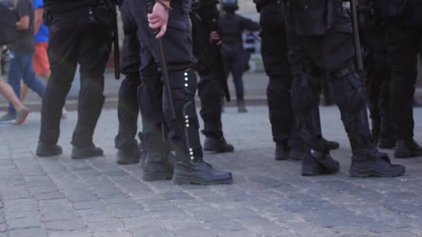 Speciale politie-eenheden voor bescherming bij demonstraties en rally's — Stockvideo