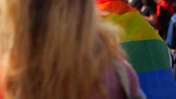 Orang-orang di Rainbow Flag pada Pride March — Stok Video