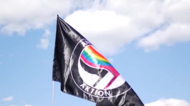 Antihomofobik birliği. Siyah ve gökkuşağı bayrağı