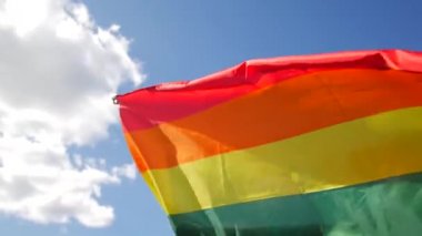 Lgbt bayrağı gökyüzüne karşı sallanıyor