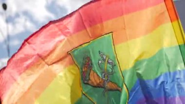 Lgbt bayrağı gökyüzüne karşı sallanıyor