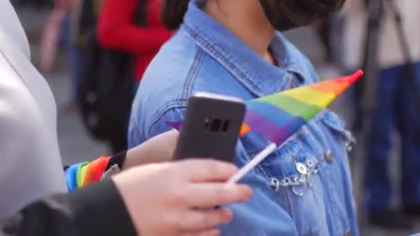 La gente en la bandera del arco iris en la marcha del orgullo — Vídeos de Stock