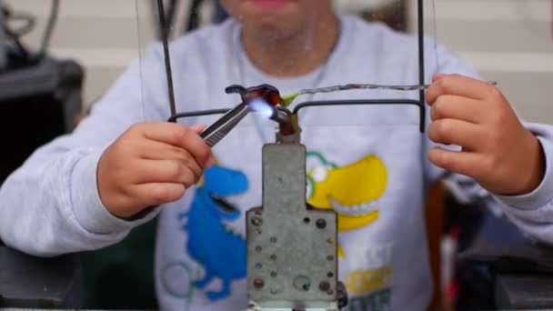 Niño aprende a soplar vidrio, hacer figuras de vidrio . — Vídeos de Stock