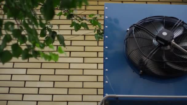 Air conditioning on the wall of the house — Stock Video