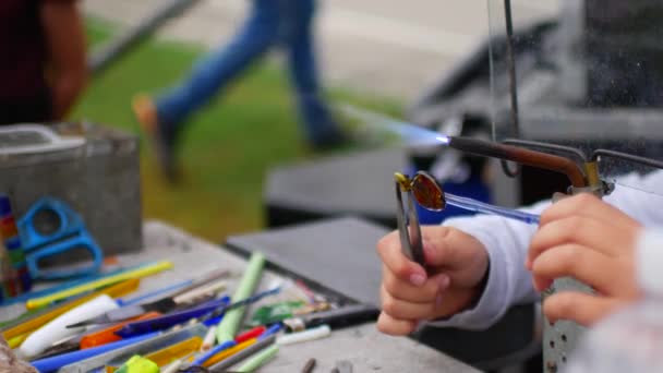 Niño aprende a soplar vidrio, hacer figuras de vidrio . — Vídeos de Stock