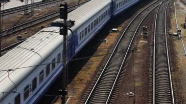 Tren raylar üzerinde hareket ediyor, üst tegörüş