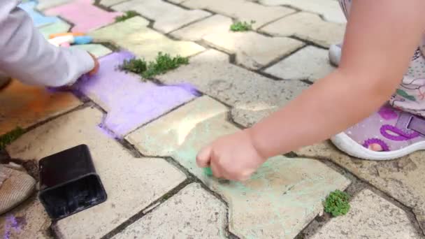 Děti kreslit pastelkami na chodníku — Stock video