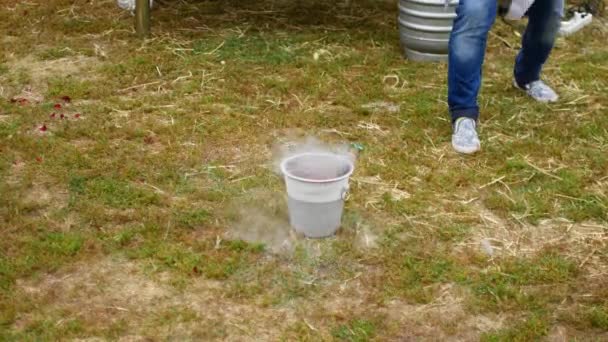 Experimentos con nitrógeno líquido y agua hirviendo — Vídeo de stock